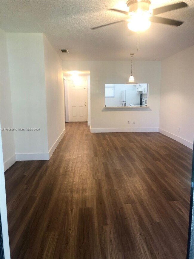 Foto del edificio - 15701 W Waterside Cir