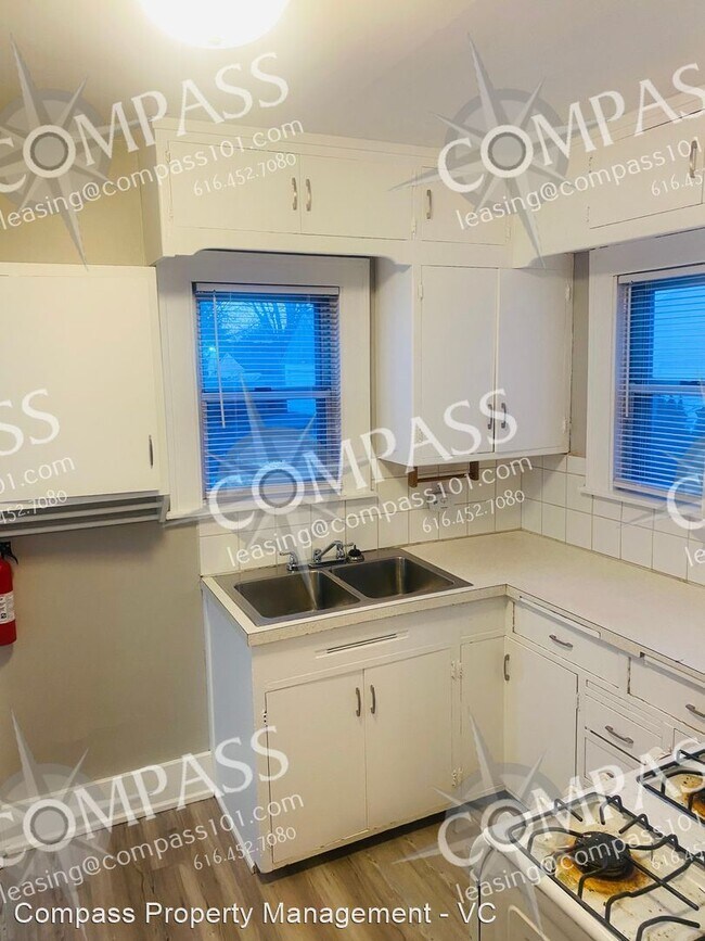 Building Photo - 3 br, 1 bath House - 711 Knapp Street NE