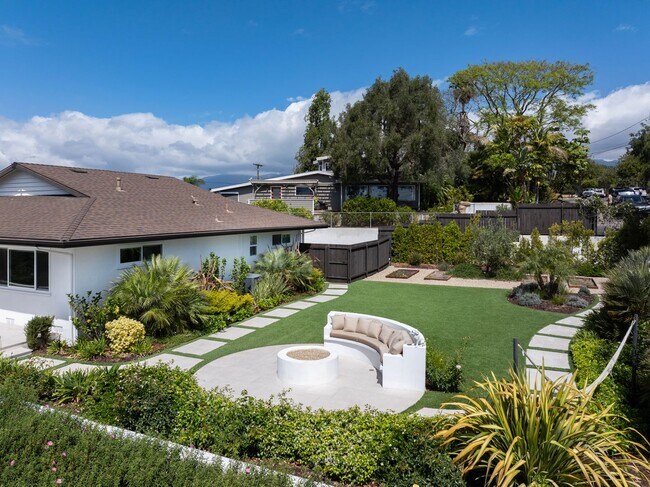 Foto del edificio - Stunning Santa Barbara Oasis!