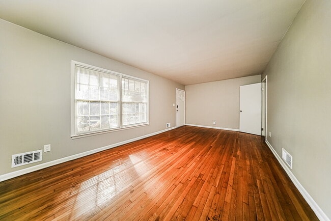 Building Photo - 2107 Hilton Dr