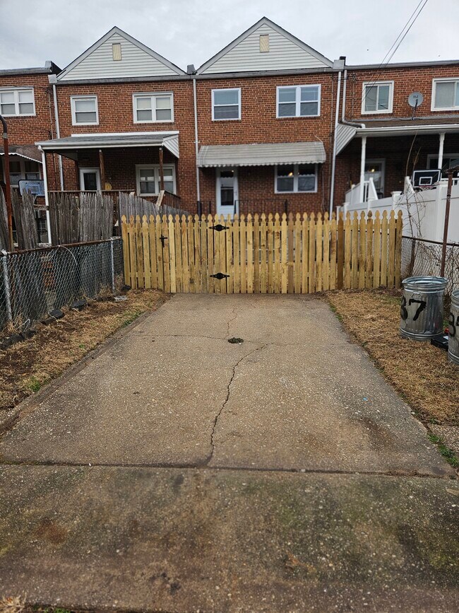 Foto del edificio - 7837 Kavanagh Rd