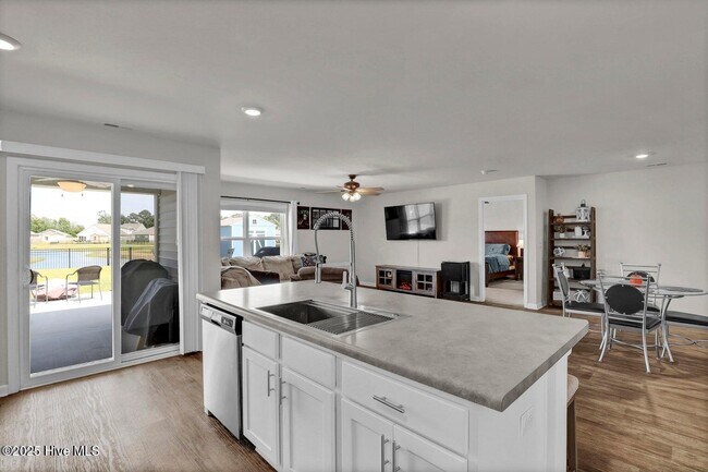 Building Photo - 519 Birdsong Dr