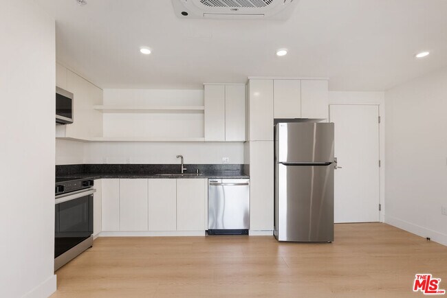 Foto del edificio - 8561 Belmont St