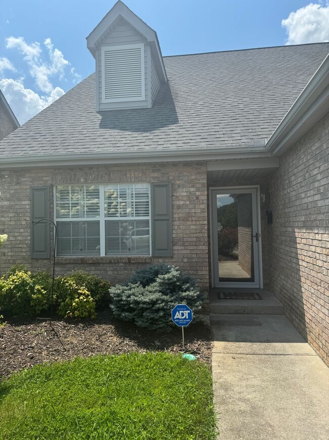 Building Photo - Knoxville 37917 - 2 bedroom, 2 bath Condo ...