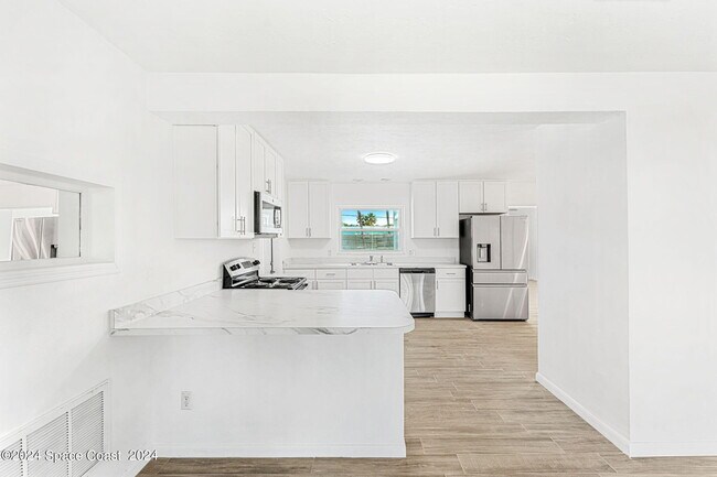 Building Photo - 130 W Osceola Ln