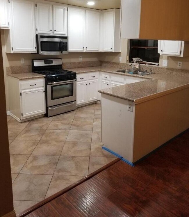 Foto del edificio - 8338 Woodley Pl