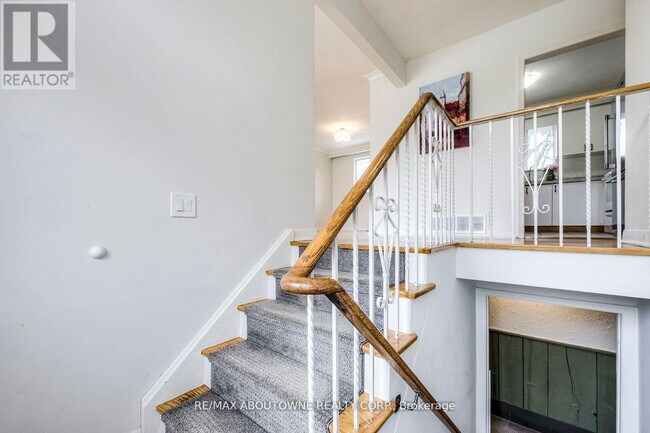 Building Photo - 530 Lees Ln