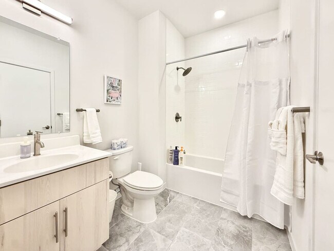 Building Photo - 501 N Perth St