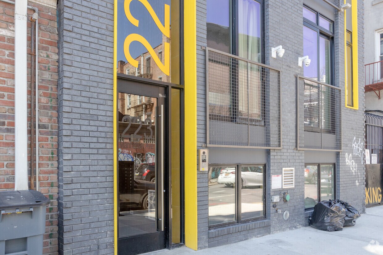 Building Photo - 2-22 51st Ave
