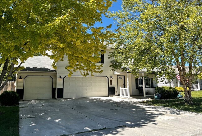 Foto del edificio - Spacious 4 bed 2.5 bath just off Amity and...