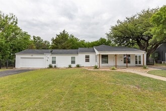 Building Photo - 1909 Bluebonnet Dr