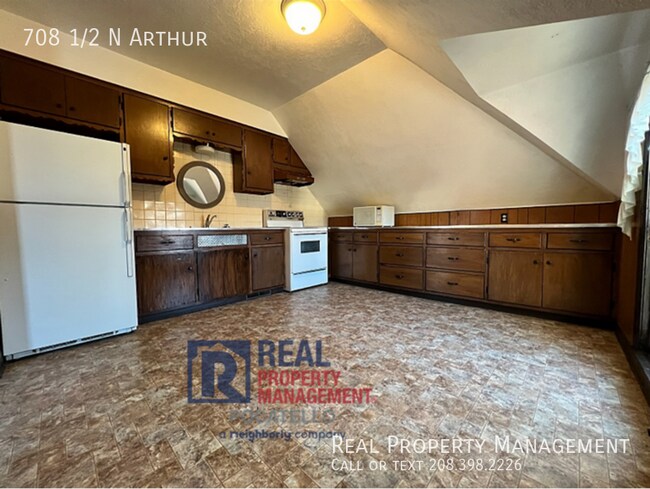 Building Photo - 2 Bedroom 1 bath - Upstairs unit