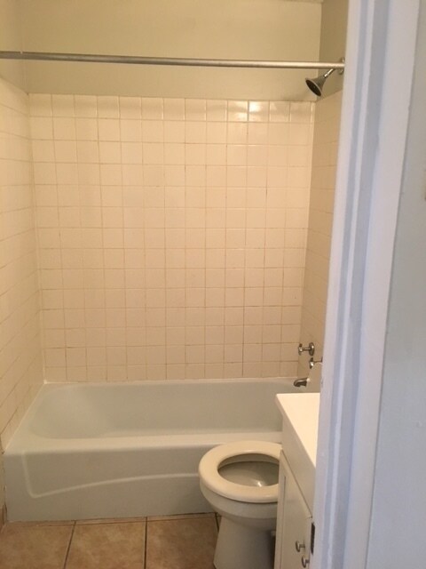 Bathroom - 959 W Webster Ave