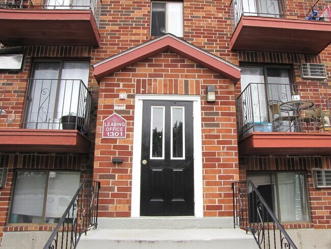 Building Photo - 1301 Bodwell Rd
