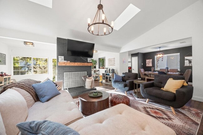 Building Photo - 705 Russet Valley Dr