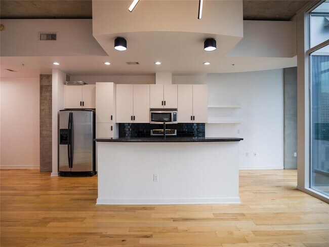 Building Photo - 360 Nueces St