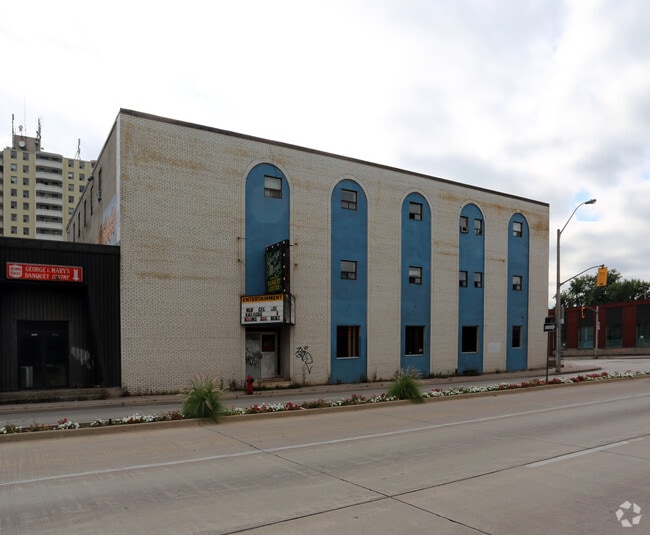 Building Photo - 205 Parkdale Av N