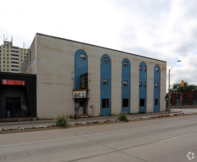 Photo du bâtiment - 205 Parkdale Av N