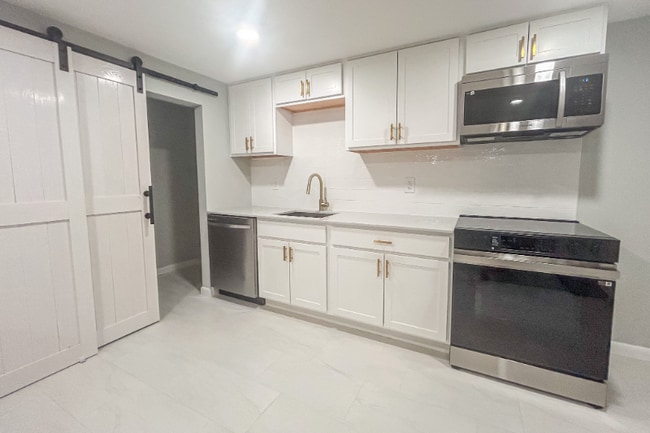 Building Photo - 15 Sloan Ln