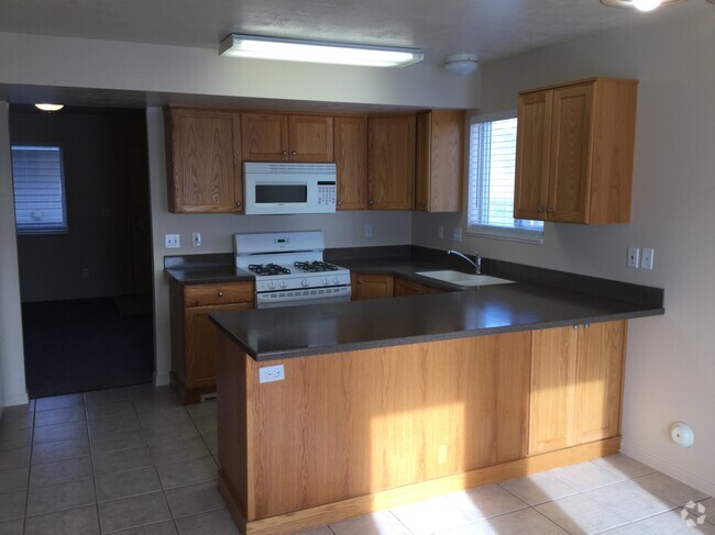 Building Photo - 479 Raven Way