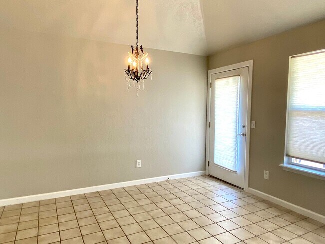 Foto del edificio - 4 Bed 2.5 Bath in NW OKC // Deer Creek Schools