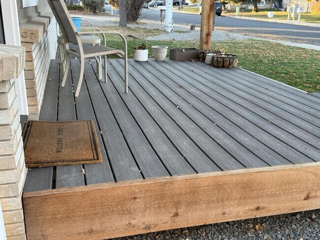 Foto del edificio - 1154 E 5th St