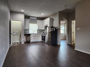 Building Photo - 101 N Pecan St