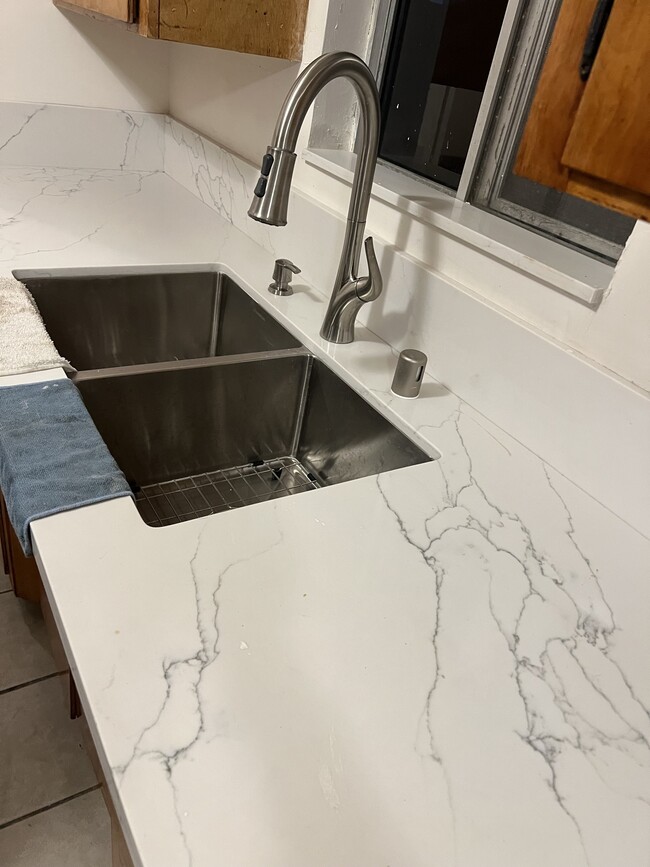 Building Photo - 1022 W 25th St