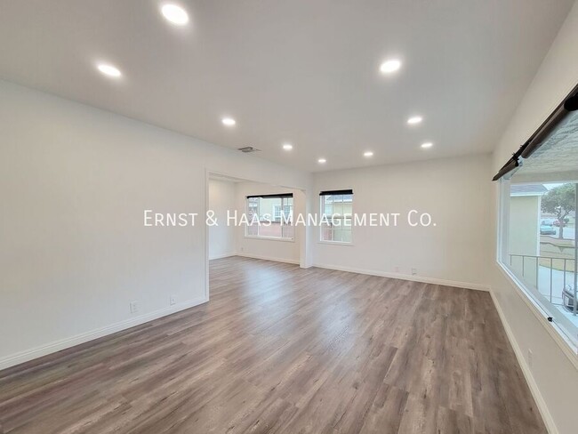 Foto del edificio - Beautifully Remodeled 3 Bedroom 2 Bath Lak...