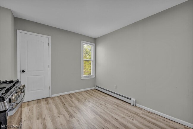Building Photo - 3010 Daisy Ave