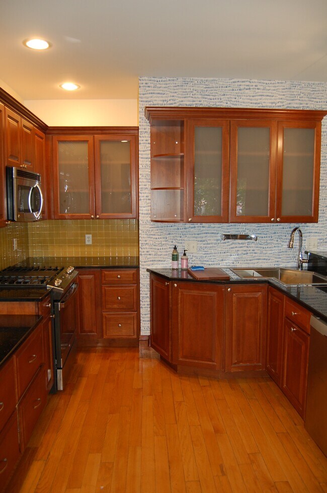 Building Photo - 16 Kent Sq