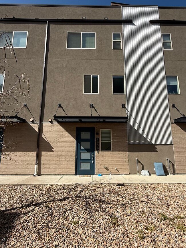 Foto del edificio - Modern Townhouse with Rooftop Deck & Mountain Views Near Sloan’s Lake!!