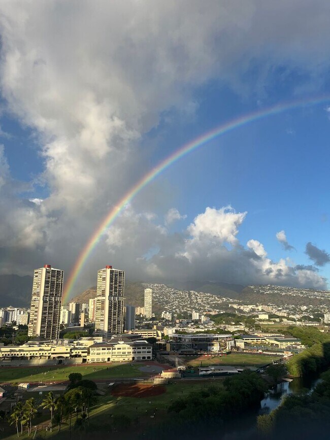 Foto del edificio - Beautiful High-Rise 1 Bedroom in Waikiki with Covered Parking