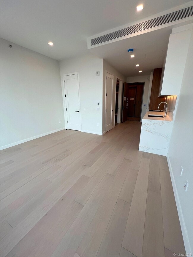 Foto del edificio - 35-32 Leavitt St