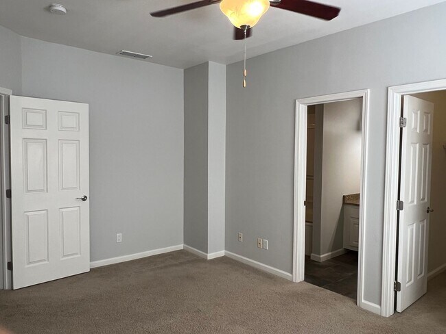 Foto del edificio - Beautiful 2-bedroom, 2 bath Condo in Gated...