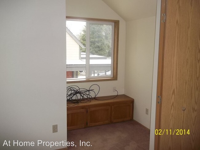 Building Photo - 888-888 SW Maple Tree Dr