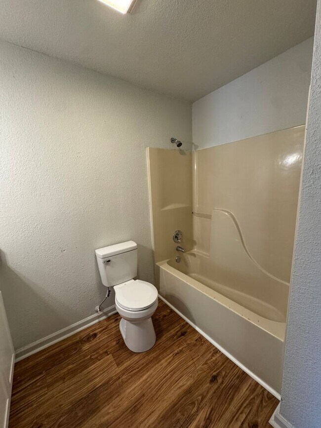 Building Photo - REMODELED 2 BED / 1 Bath Apartment in Trum...