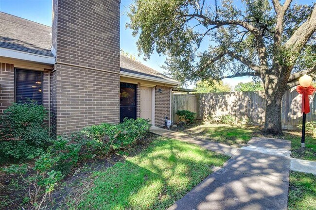 Foto del edificio - 13810 Hollowgreen Dr