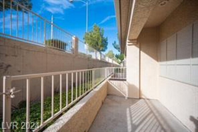 Foto del edificio - Gorgeous 3 Bedroom Remodeled Near Summerlin