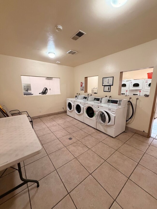 Building Photo - 2 Bed, 2 Bath Fullerton Condo For Rent w/ ...