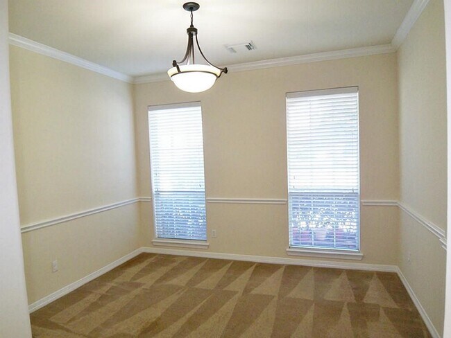 Foto del edificio - 17207 Mossbriar Ln