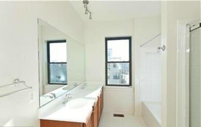 Building Photo - 117 Station North Mews