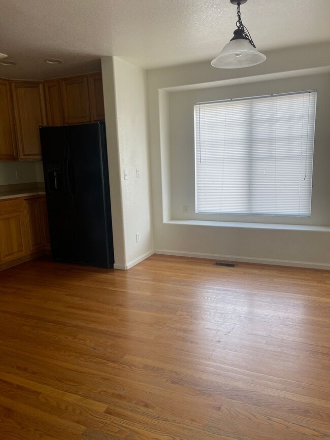 Building Photo - 3 bedroom, 2 bathroom single family house ...