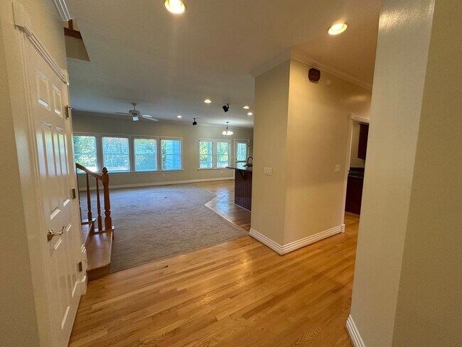 Foto del edificio - 5 Bedroom/3.5 Bath Long Term Rental in Martin's Point