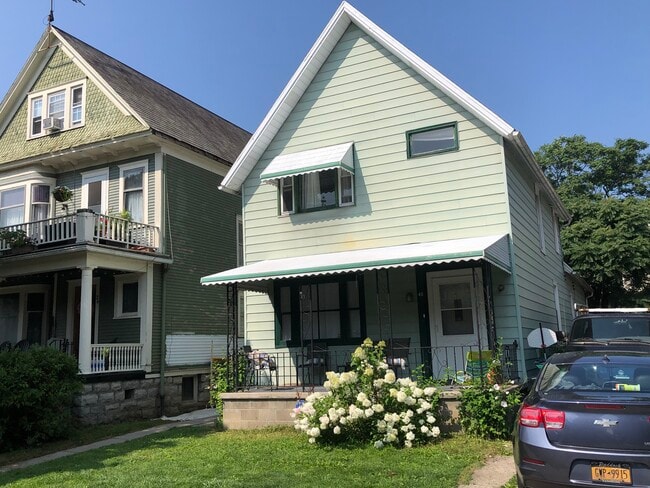 Building Photo - 40 Putnam St