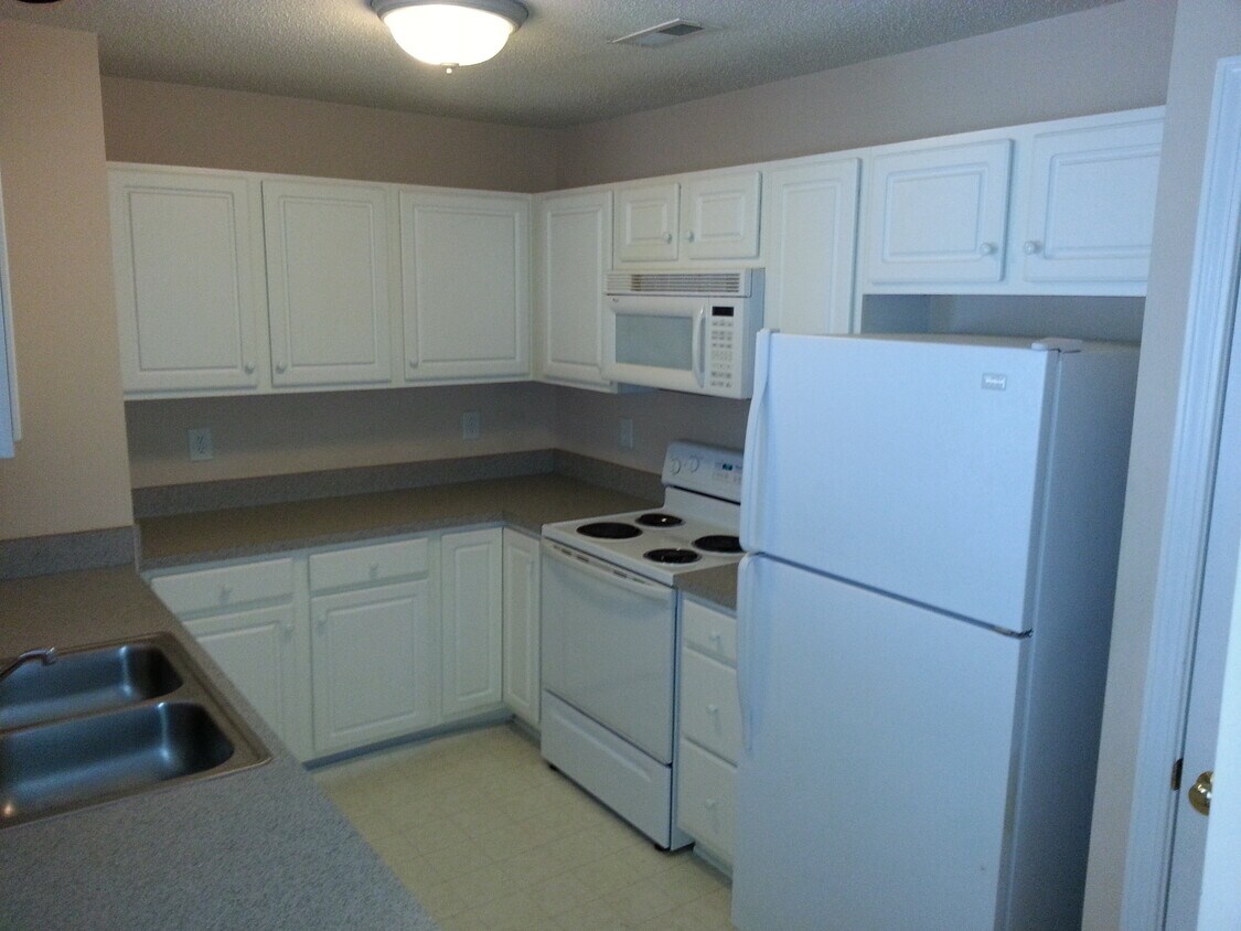 3694 Cotswold Ave Unit 1B, Greensboro, NC 27410 Condo for Rent in