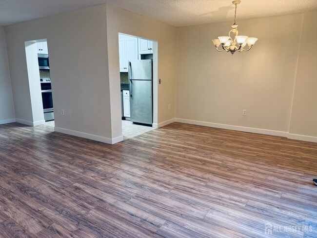 Building Photo - 10 N Wood Ave