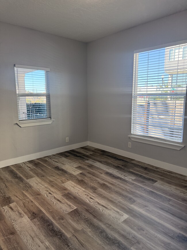 Building Photo - 1085 S 200 W