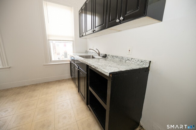 Building Photo - 473 Howard Ave