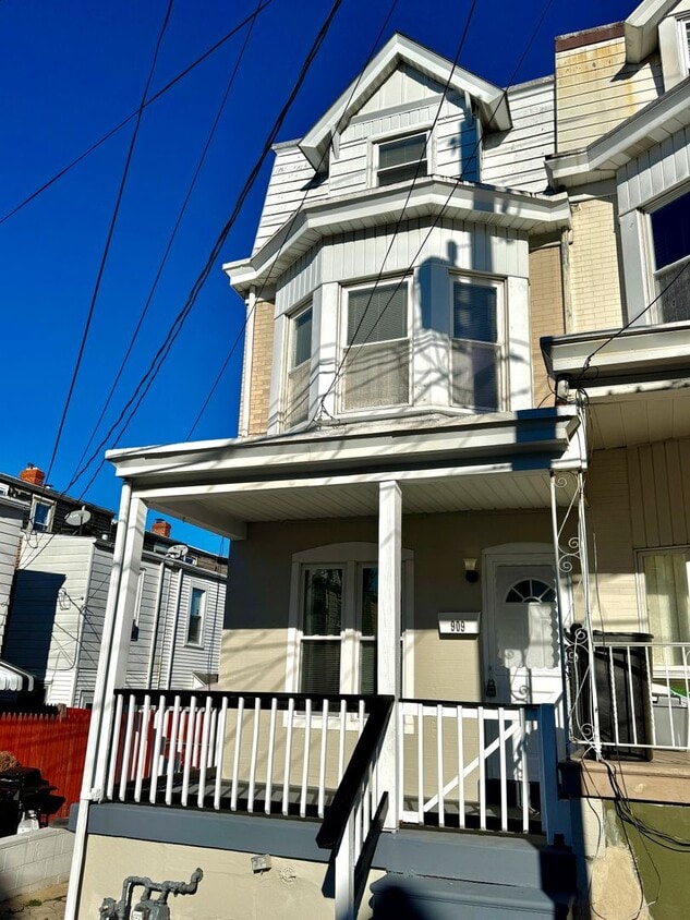 Primary Photo - FOUR/FIVE BEDROOM End of Row